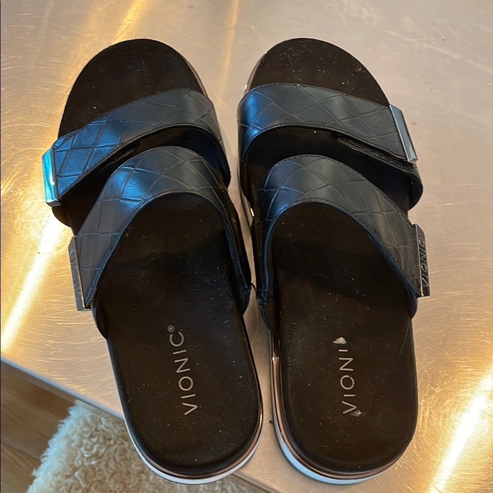 Vionic Women's Black Crisscross Sandals